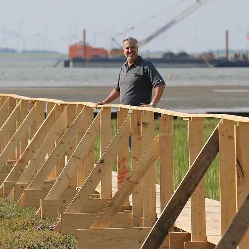 Andreas Köhn steht auf dem Steg mitten in den Salzwiesen.